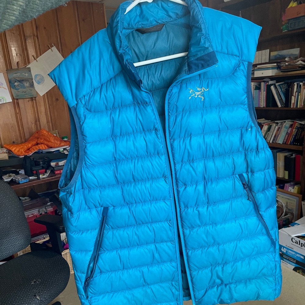 Arc’teryx Men’s Cerium LT Vest [MINT CONDITION] – Riptide Color Size Medium